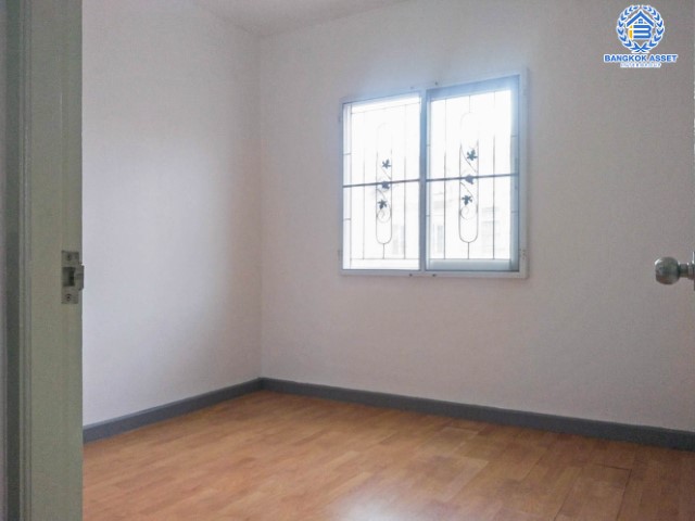 ทาวน์เฮ้าส์มือสองกรุงเทพมหานคร โครงการ เดอะคอนเนค3 ดอนเมือง #หลังมุม บนเนื้อที่กว้างขวางถึง 27 ตร.ว. ฟังก์ชัน 3 ห้องนอน 2 ห้องน้ำ 1 ที่จอดรถ รีโนเวทใหม่ พร้อมอยู่ ทำเลใกล้สนามบินดอนเมือง, รถไฟฟ้าสายสีแดง "สถานีดอนเมือง" และทางด่วน...